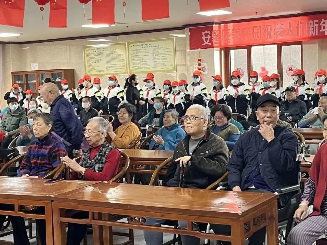 三月春风送暖意，雷锋精神永流传