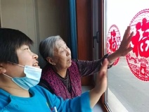 贴窗花过小年| “年味”浓起来，老人乐开怀